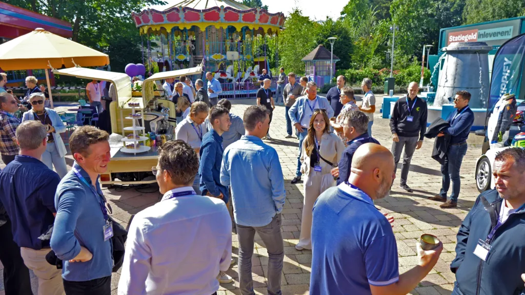 Klanten en partners van Skippify netwerken buiten op het terrein van Walibi Holland tijdens de merkreveal op 10 september 2025