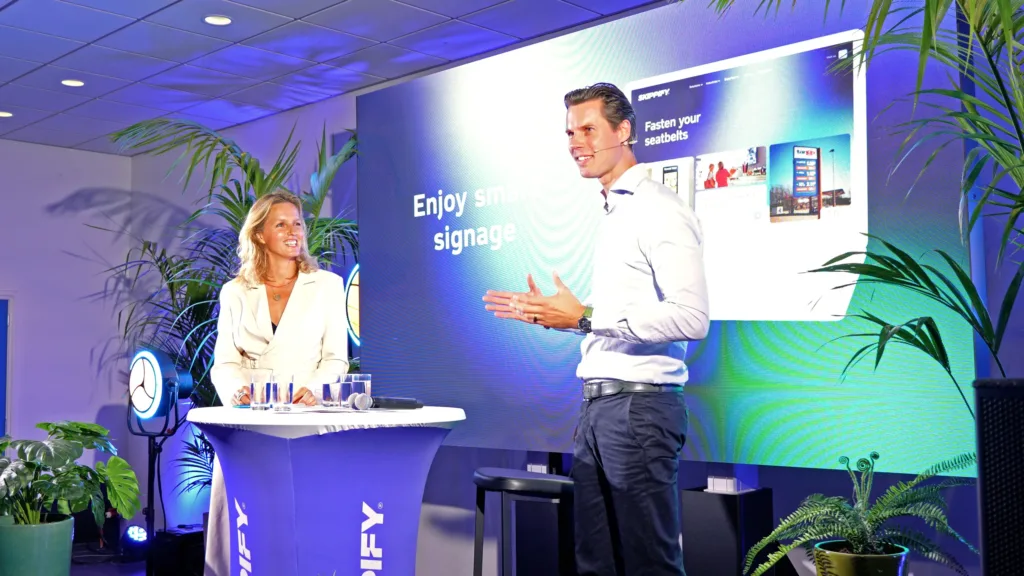 Gespreksleider Leonie ter Braak en Jeffrey Brouwer, CEO van Skippify, op het podium bij de presentatie.