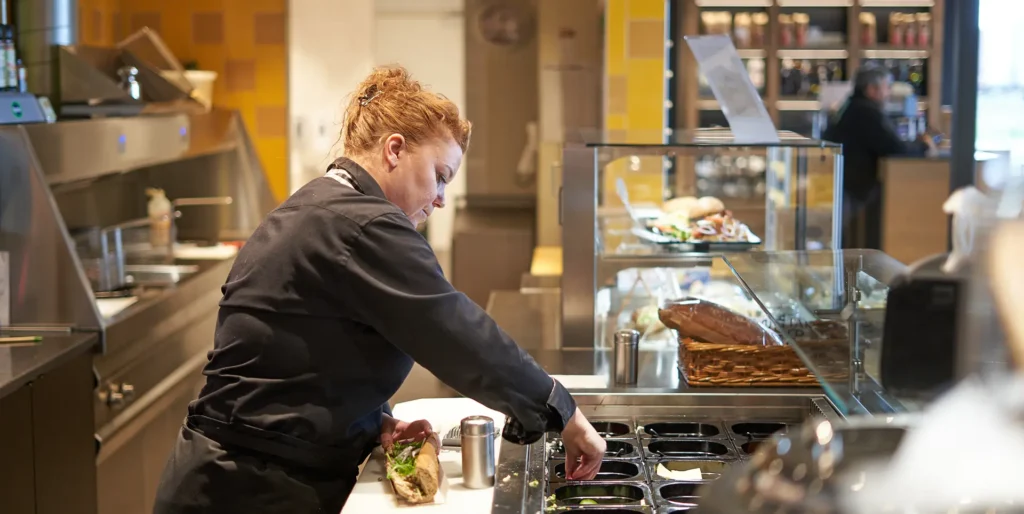 De orderkiosk ontzorgt medewerkers zodat zij in de keuken eten kunnen bereiden