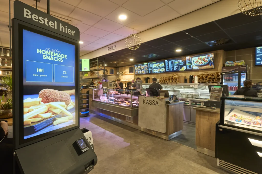 Orderkiosk en menuboards in een horeca zaak