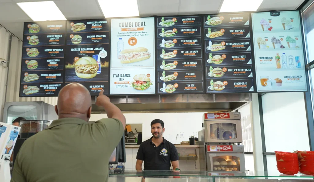 Schermen helpen de gast de gewenste lunch te kiezen