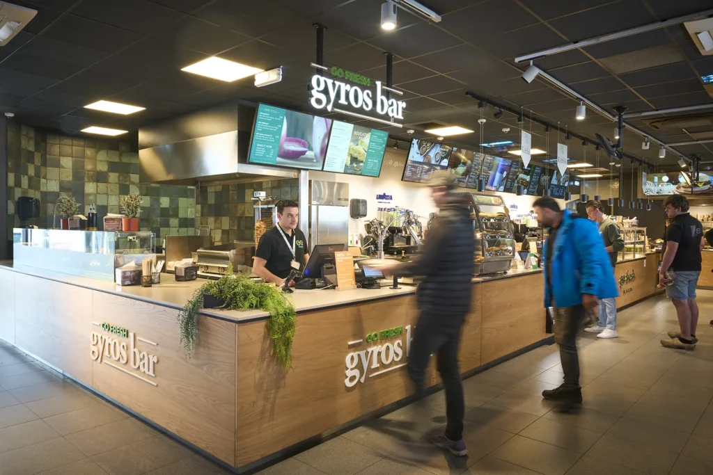 Go Fresh Gyros Bar en Go Fresh Bakery zijn voorzien van high end schermen met menupresentaties
