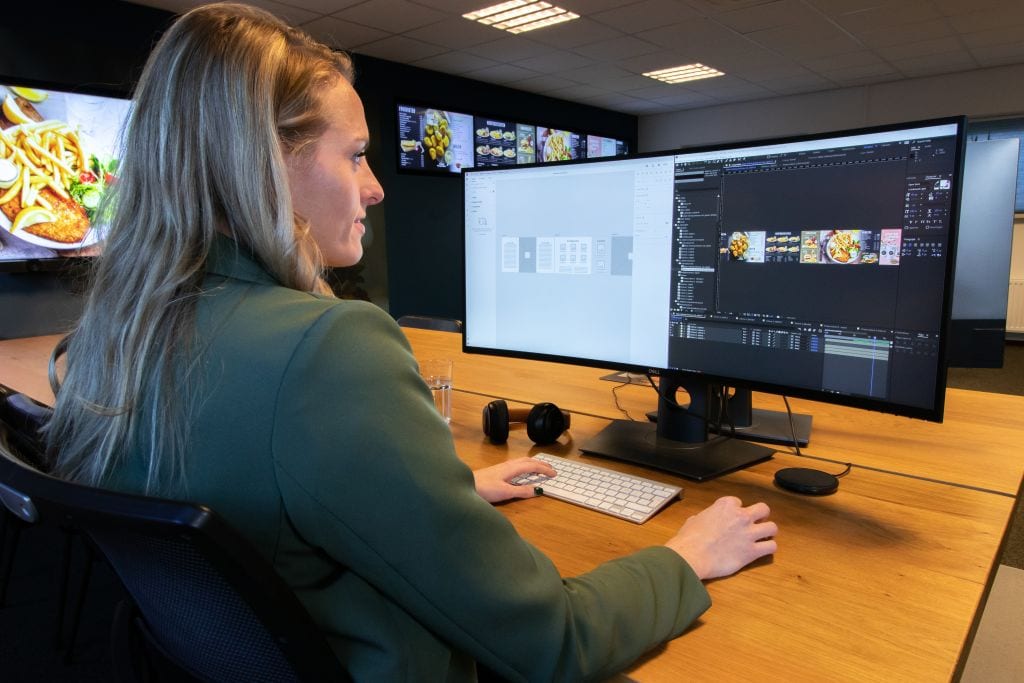 Medewerker van de creatieve studio aan het werk in de Adobe omgeving
