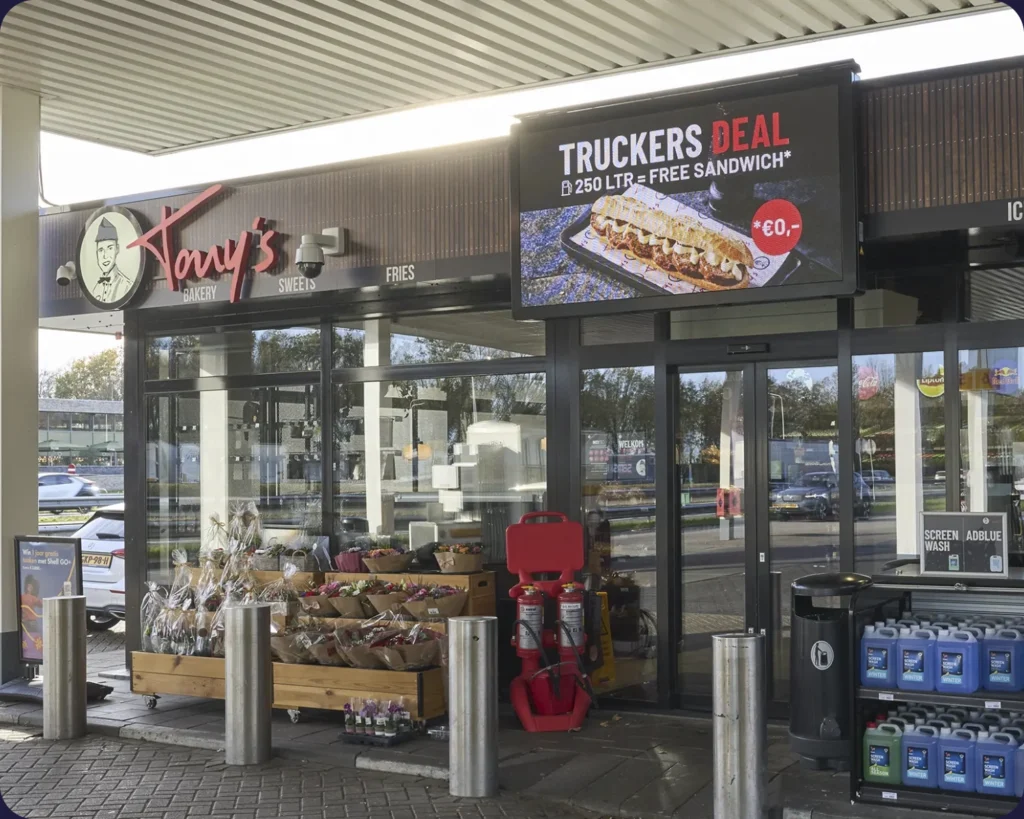 LED scherm op de gevel van Tony's Street Food van de Haan