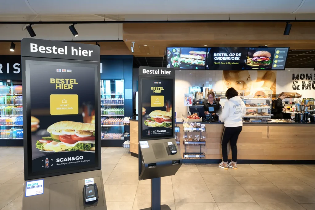 Orderkiosken en menuboards van tankstation Moments&More, onderdeel van Vissers Energy Group