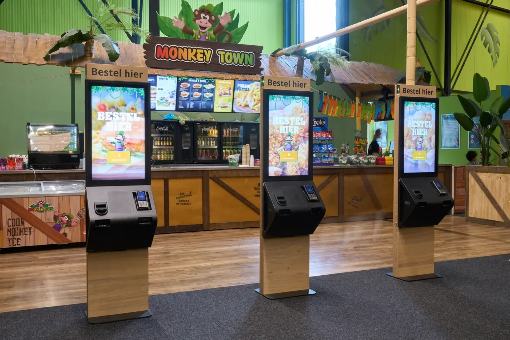 Eten en drinken bestellen op de orderkiosk bij Monkey Town