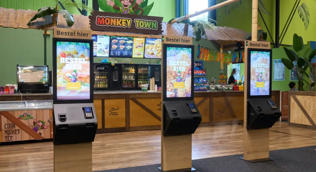 Eten en drinken bestellen op de orderkiosk bij Monkey Town