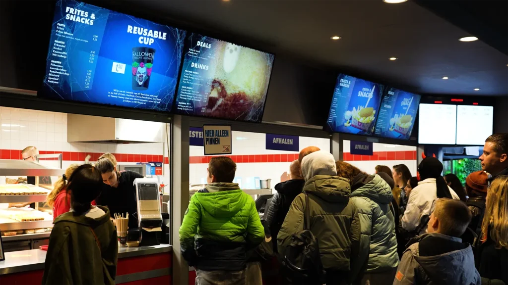 Visueel aantrekkelijke menuboards in Halloween thema bij Walibi Holland